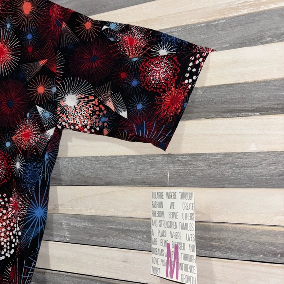 LuLaRoe‎ Firework Pattern Short Sleeve Tee - Picture 3 of 4